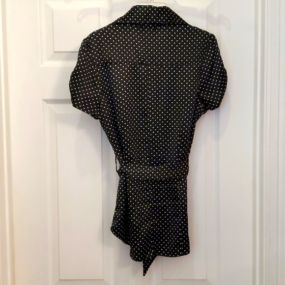 EUC Iz Byer Women's Medium Black & White Polka Dot Button Up Collared Belted Top - Picture 2 of 5